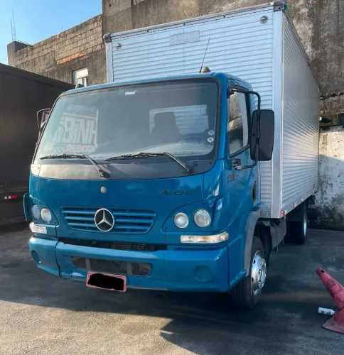 Accelo 715 2006 Baú