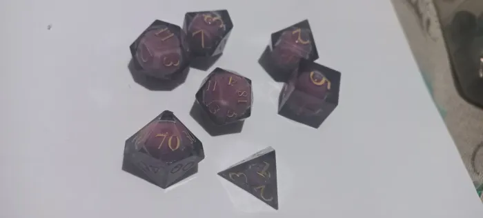 Núcleo líquido Dado RPG de mesa lilás com rosa brilhante