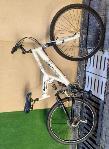Bicicleta aro 26 com marchas e amortecedores pneus novos