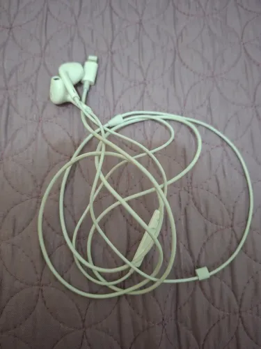 <br>Fone de Ouvido Apple EarPods Intra-Auricular com Conector<br><br>Lightning Branco - original<br>