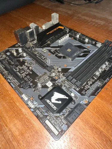 Placa-mãe Gigabyte Aorus B450 Aorus M