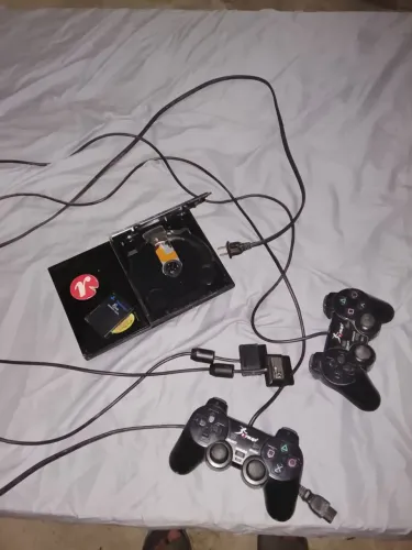 Playstation 2 com memory card e cabo de energia e dois controles não originais