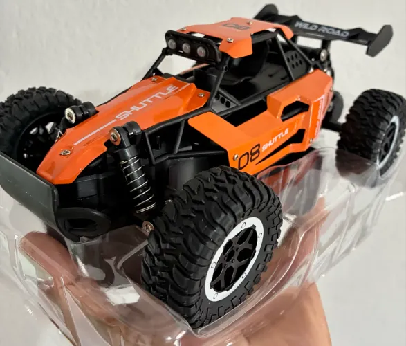 Carro de Controle Remoto cor Laranja Escala 1:16 2.4G de Alta Velocidade com Luzes LED 2WD