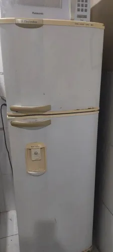 Vendo geladeira Electrolux top congelador enorme ,,gela muito top motivo ,,comprei viagem