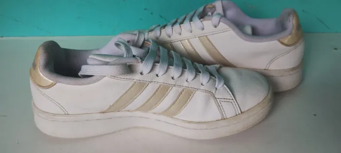 Tênis Adidas semi-novo 