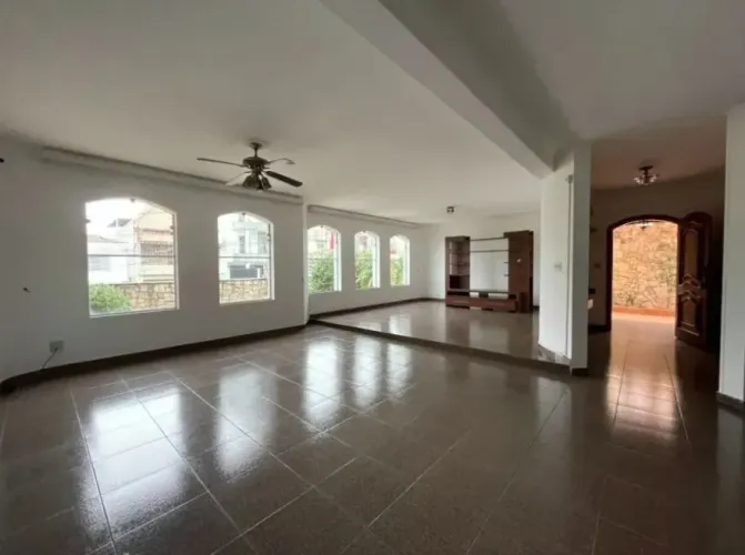 Sobrado com 5 quartos à venda na Vila Carrão, São Paulo.