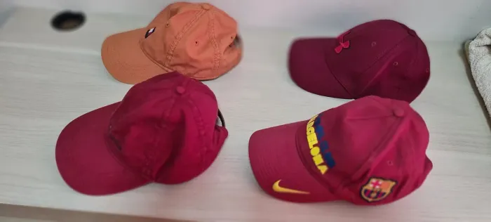 Kit 4 bonés (2 Tommy, 1 Nike e 1 Under Armor)