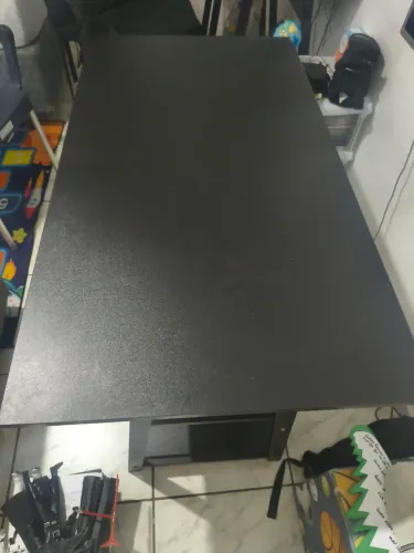 Escrivaninha na cor preta, base de ferro, mês. 1.10 X 0.60 ( altura 0,75 )