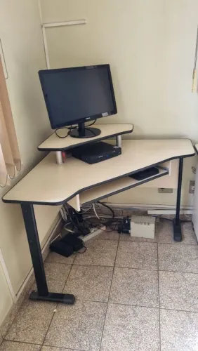 Mesa para computador compacta