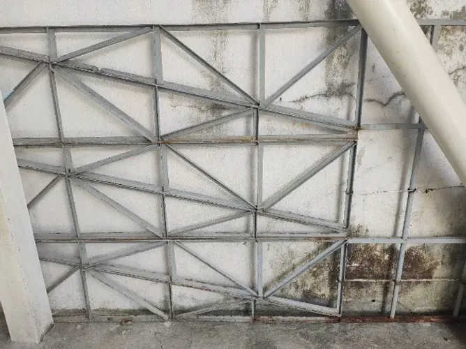 Vende- se 2 grades de ferro