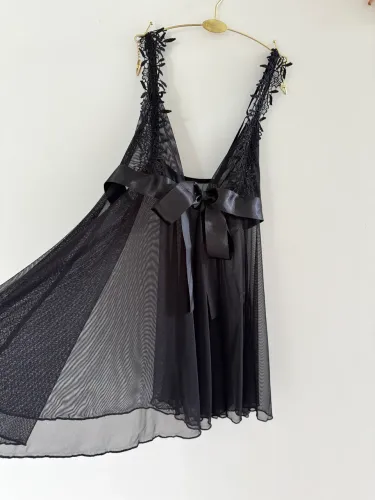 Camisola de renda nova com etiqueta