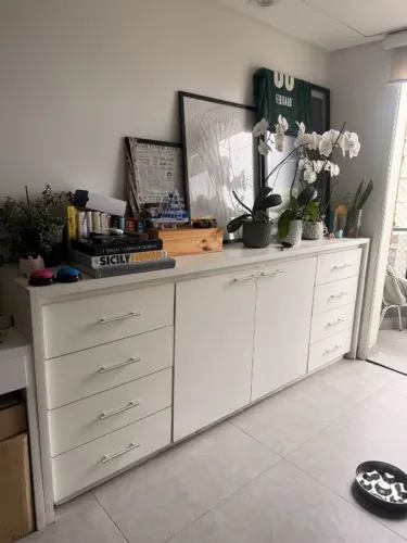 Buffet branco de madeira maciça sob medida - 8 gavetas, 2,33 m