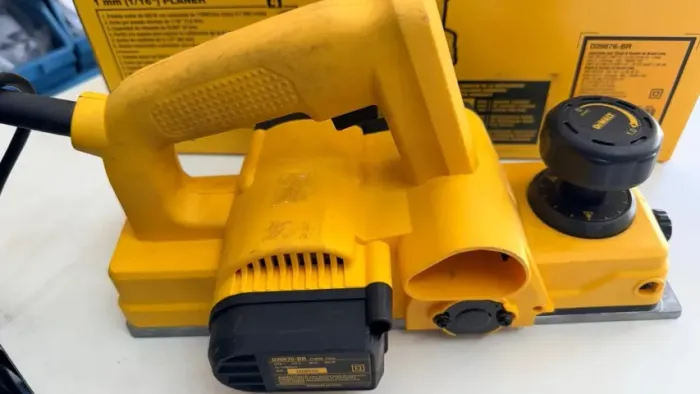 Plaina elétrica manual DeWalt D26676 8cm cor amarelo