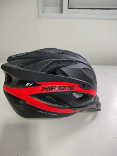Capacete de bicicleta com luz de sinalização