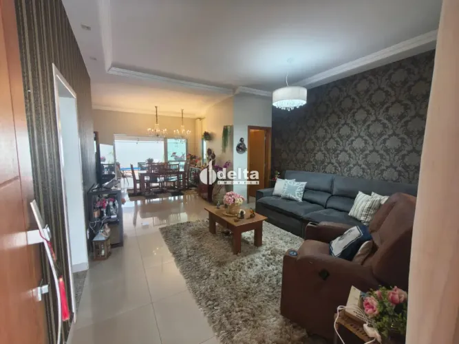 Casa em condomínio com 3 suítes disponível para locação e venda no bairro Nova Uberlândia