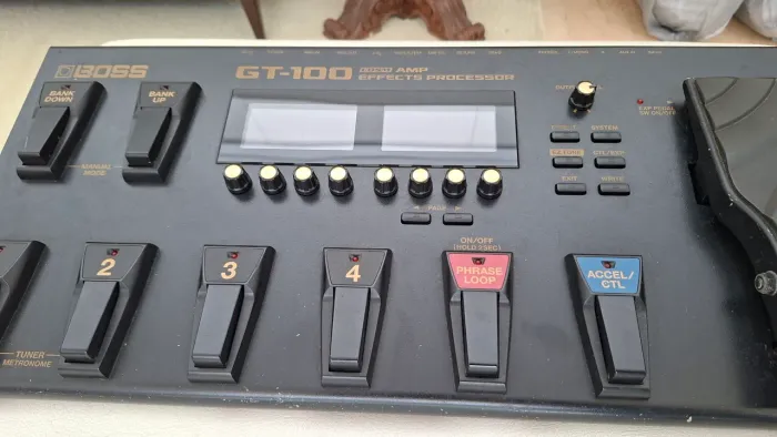 Pedaleira boss gt100