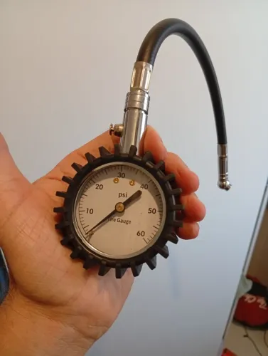 Calibrador de pneus (mede a calibragem)