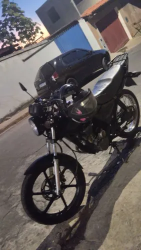Vendo fan 125 KS mais moto e completa