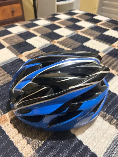 Capacete de bicicleta azul
