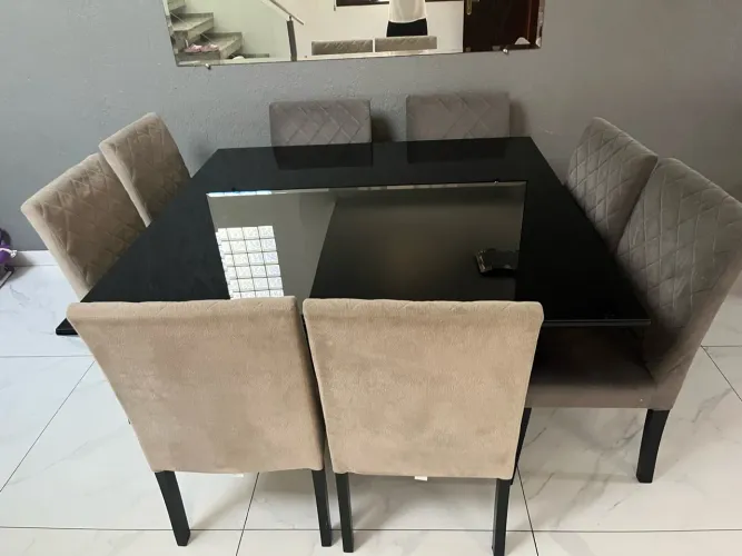 Mesa de jantar com 8 cadeiras