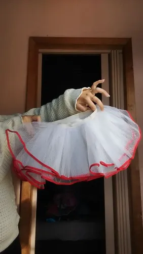 saia de tule branca com barra vermelha