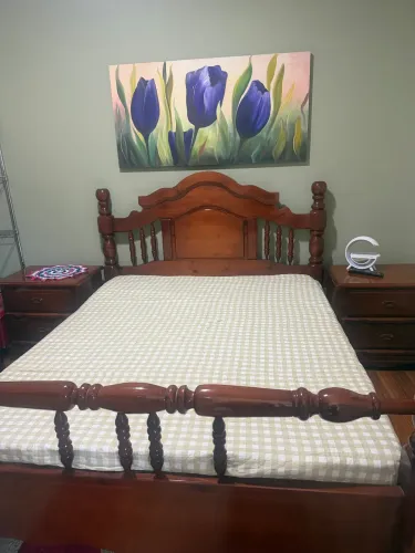 Linda cama colonial com dois criados mudos