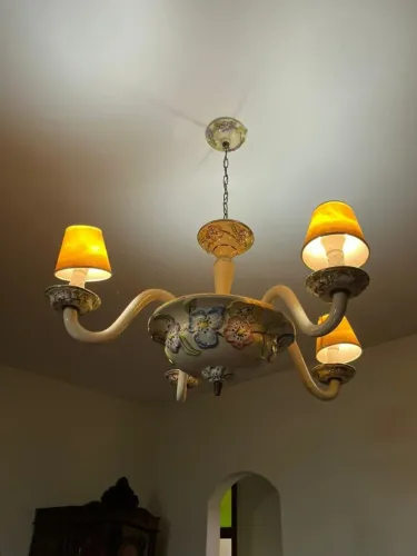 Antigo lustre com 4 braços em faiança francesa