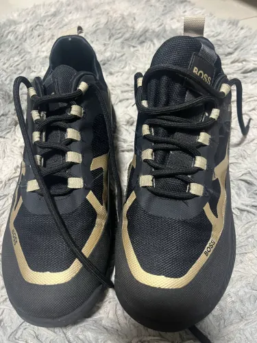 Tênis Boss preto e dourado (réplica)