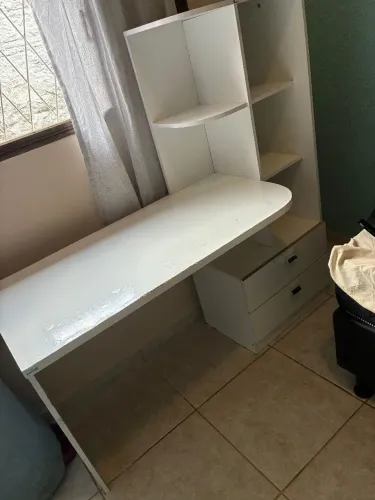 Vendo escrivaninha usada, em bom estado.