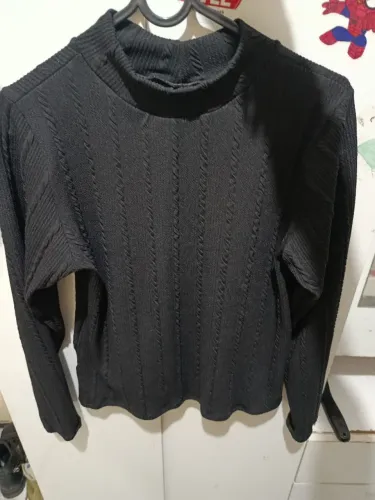 Blusa feminina de manga longa preta - Gola alta