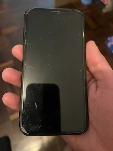iPhone XR quebrado