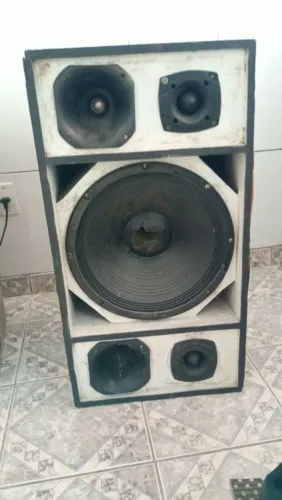 Vende se uma caixa de som completa bem conservada