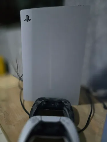 PlayStation 5 com leitor de disco - 2 controles