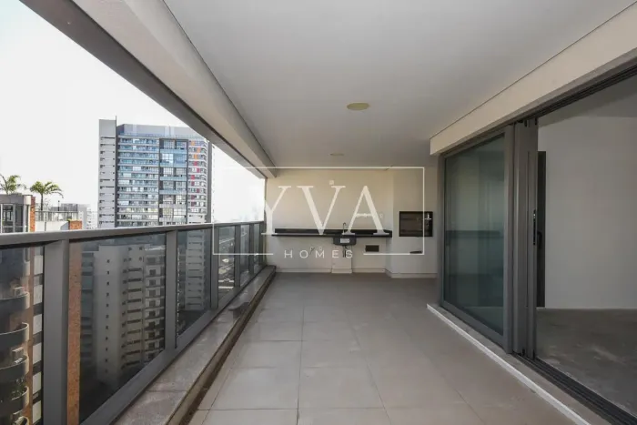 Novo com espaçosa varanda gourmet integrada no Campo Belo
