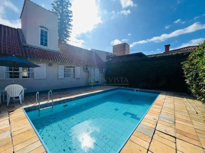 Casa com piscina e 3 quartos à venda em Florianópolis/SC - Bairro Córrego Grande, Jardim A