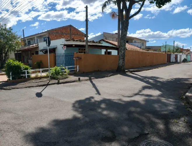 Duas casas no Uberaba solitude 