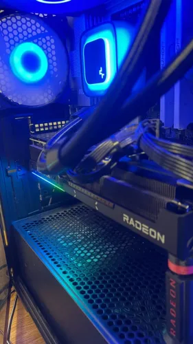 Placa de Vídeo AMD RX 9070 XT 16GB ASROCK Challenger