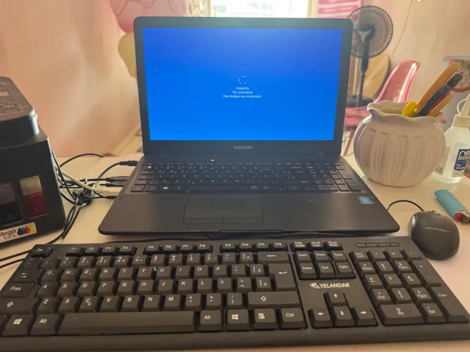 Silhouete impressora e notebook