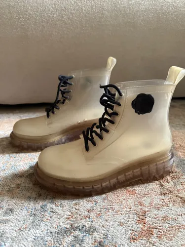 bota melissa transparente com cadarço preto e solado tratorado