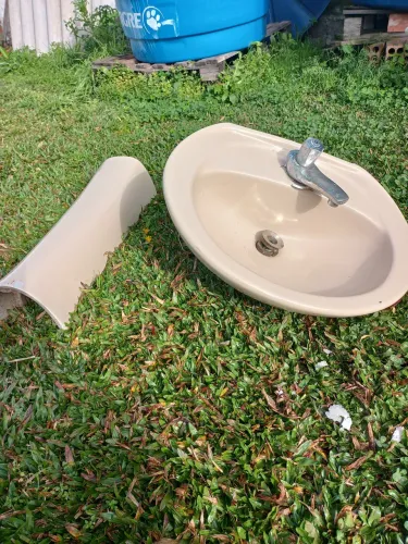 Pias e vaso sanitário 300,00