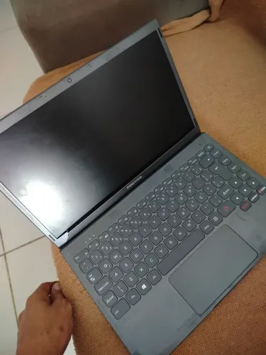 Notebook usado precisa ajeitar a tela está descolando mas pega perfeitamente