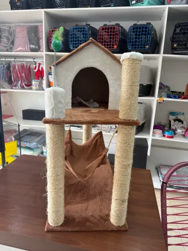 Arranhador para gatos casinha com rede 