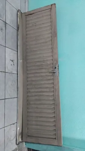 Porta de banheiro de 2 metros e 10 centímetros de altura , por 70 centímetro de largura