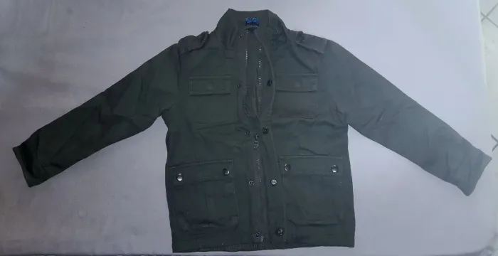 Proteja seu filho do Inverno com estilo. Casaco Lindo e conservado.