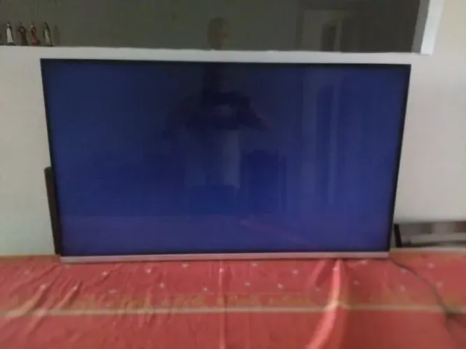 TV Philips modelo 32PFL4017G/78 funcionando, acompanha cabo de força e controle remoto. El