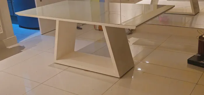 Mesa branca de 6 lugares