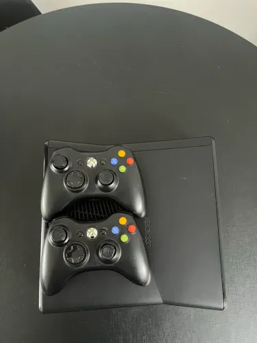Xbox 360 com kinect e 2 controles acompanhado de 6 jogos originais 