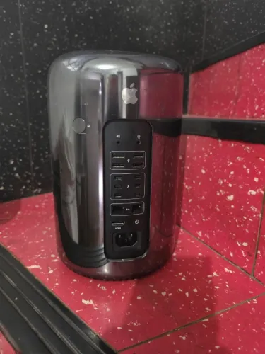 Mac Pro 2013 Intel Xeon E5 6 core RAM 16GB SSD 512GB - Aceito Troca