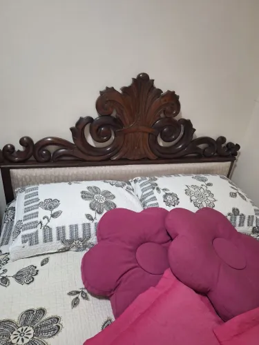 Cama de madeira maciça talhada com colchão 