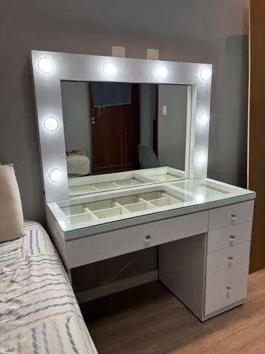 Penteadeira Camarim 100% MDF Laqueada - Espelho LED | Tampo de Vidro | 5 Gavetas